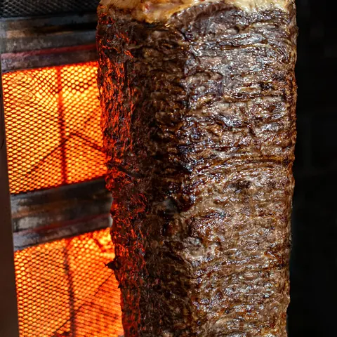 Frischer Dönerspieß vor dem Grill