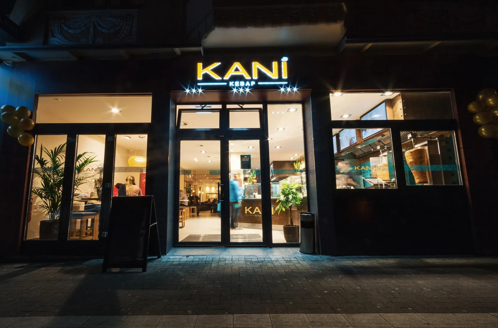 Eingang von Kani Kebap an der Homberger Straße in Moers am Abend