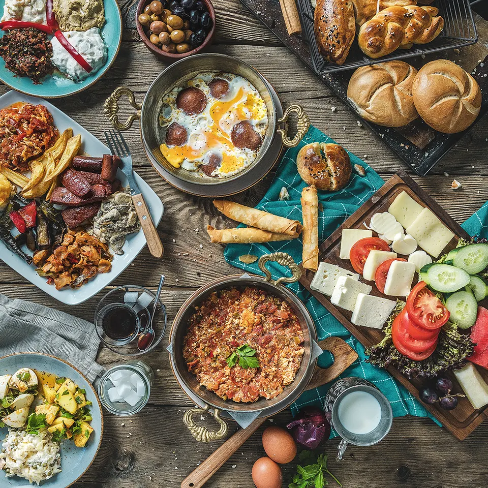Anatolisches Frühstück mit Käse, Oliven, Menemen und frischem Brot