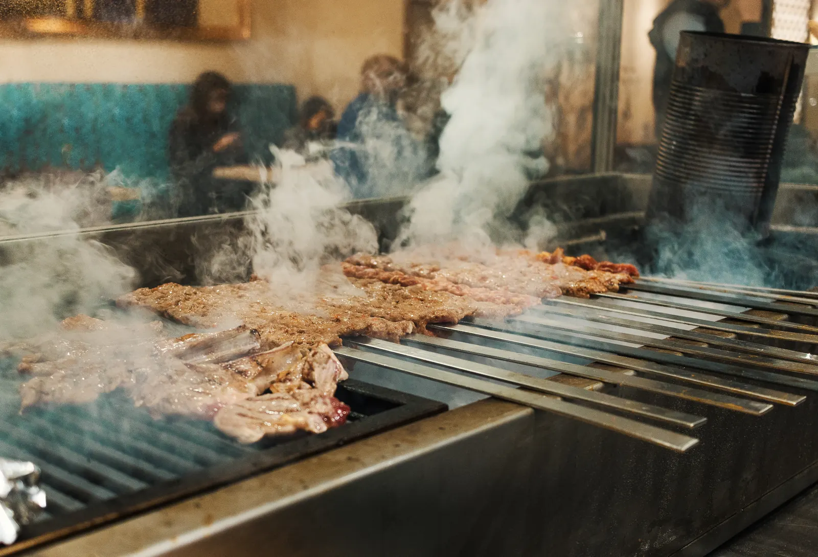 Lammkoteletts und Adana-Spieße auf dem Holzkohlegrill bei Kani Kebap