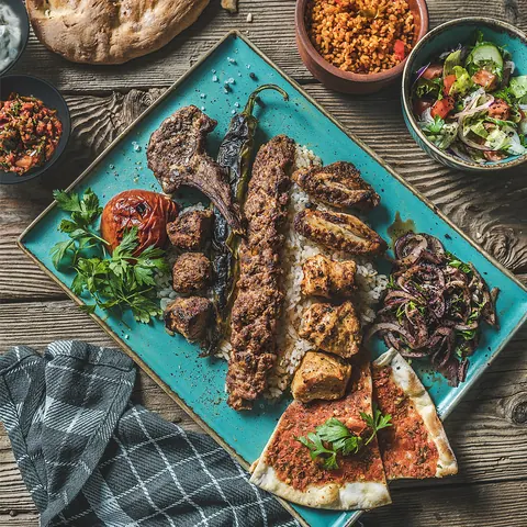 Kebap-Spieße vom Holzkohlegrill mit Salat und Brot
