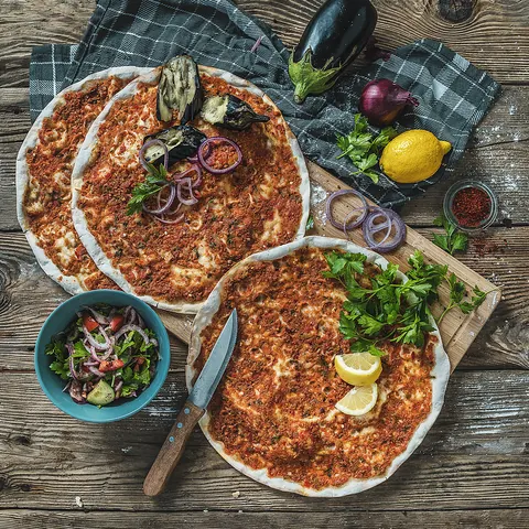 Lahmacun mit Petersilie und Zitrone