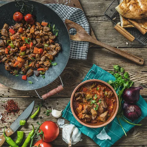 Saç Kavurma in der Pfanne und Güveç im Tontopf